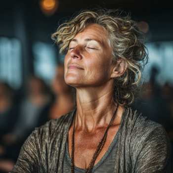 Възрастни хора практикуват йога